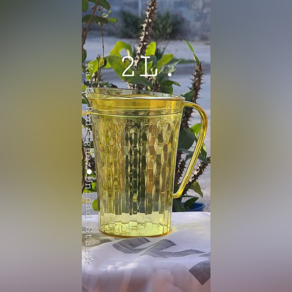 Tupperware 2-Qt./2 L Pitcher Crystal